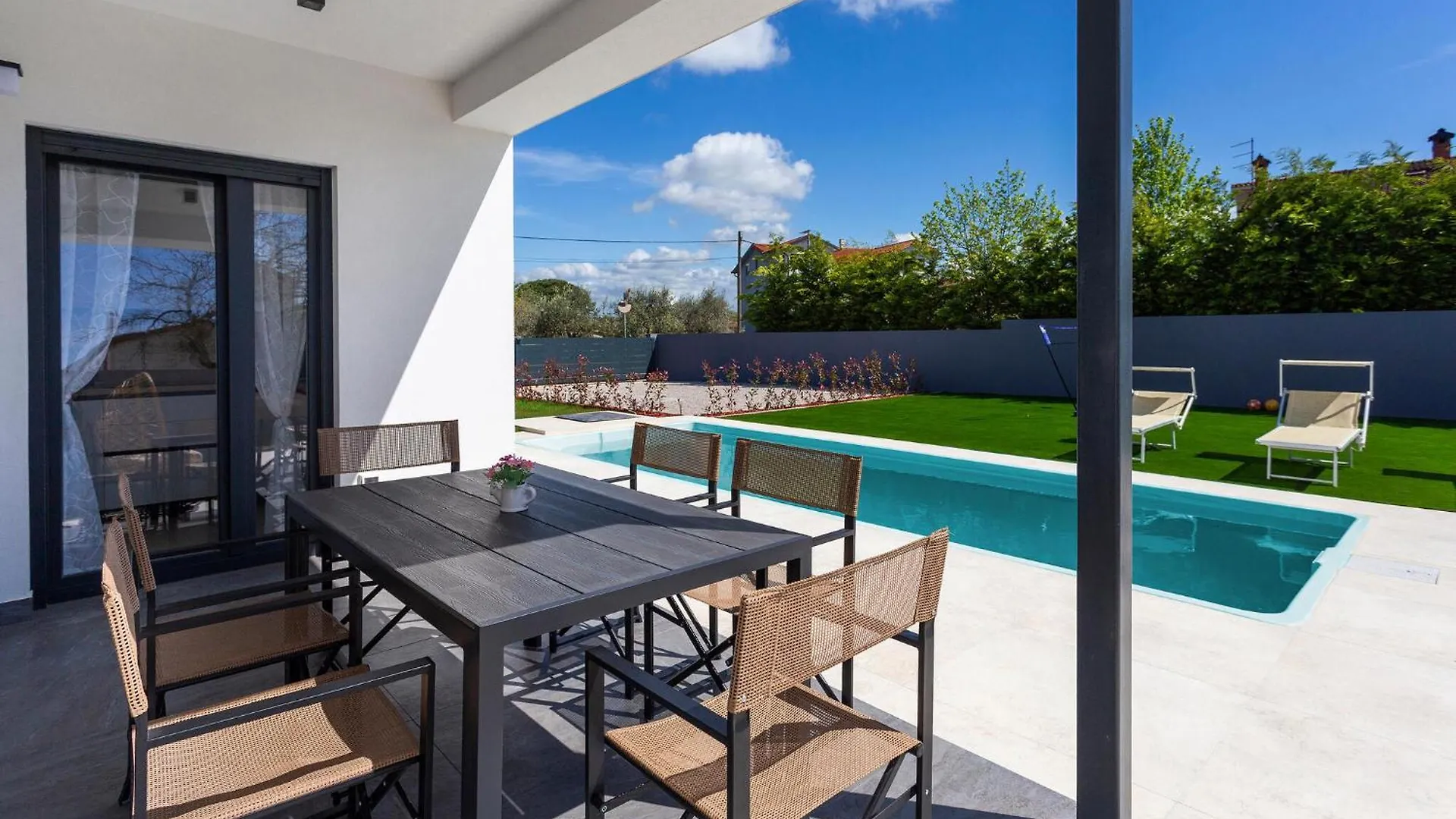 Lovely Home In Valbandon