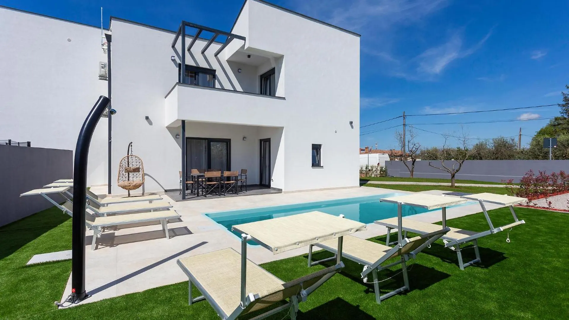 Lovely Home In Valbandon